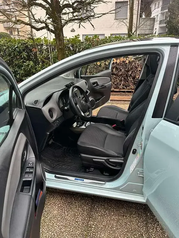 Usata Toyota Yaris Hybrid Style 75 CV (55 kW) 2015 Blu/azzurro Berlina