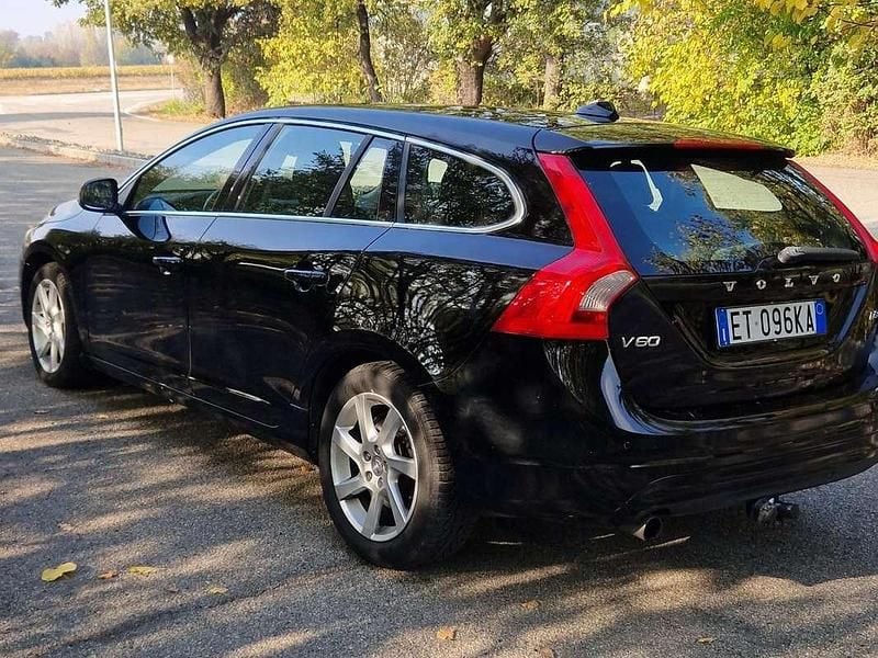 Usata Volvo V60 Momentum 136 CV (100 kW) 2014 Nero Station wagon