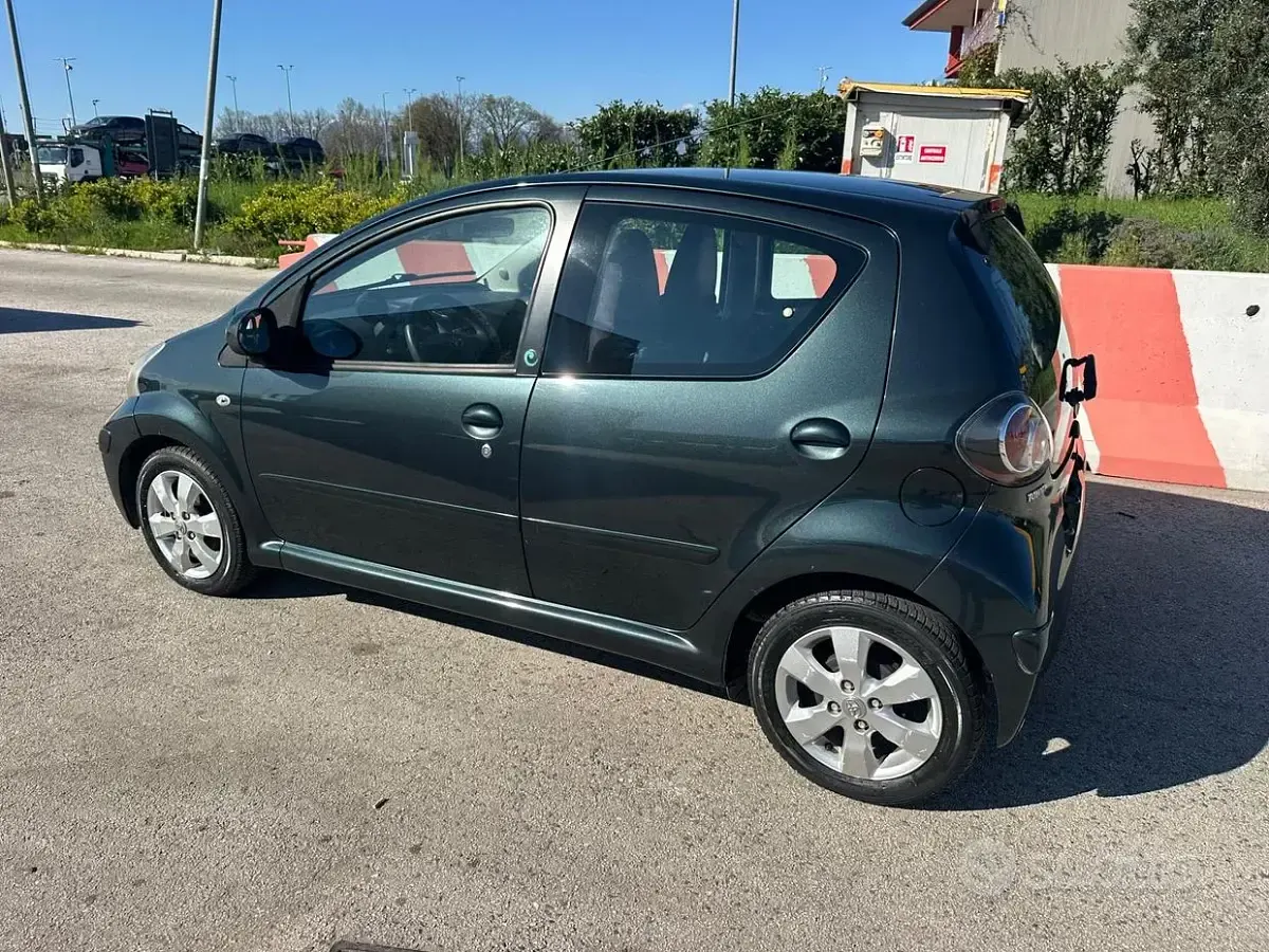 Usata Toyota Aygo 68 CV (50 kW) 2011 Grigio Utilitaria
