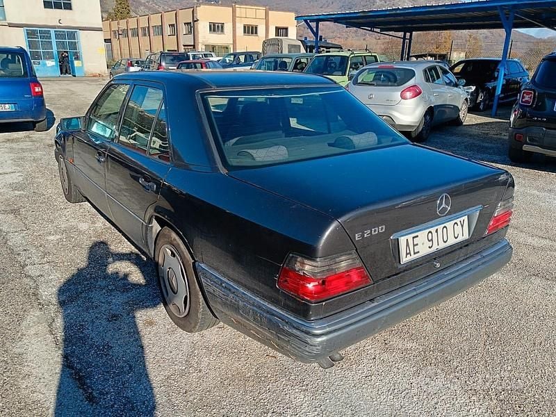 Usata Mercedes 200 135 CV (99 kW) 1995 Grigio Berlina