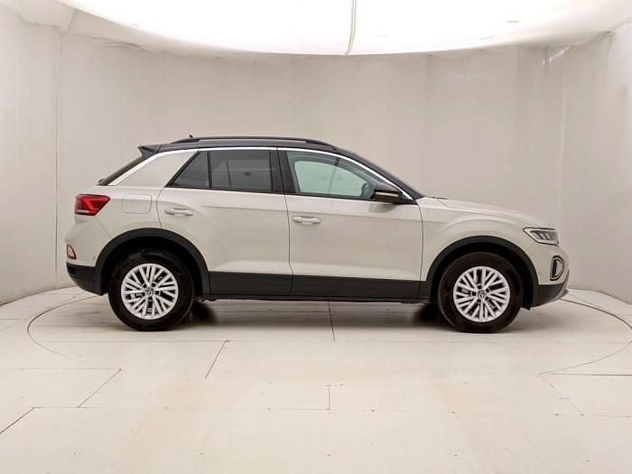 Käytetty VW T-Roc Life 116 HP (85 kW) 2023 Valkoinen Katumaasturi