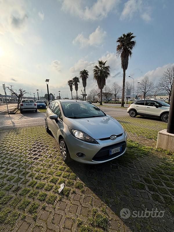 Usata Ford Fiesta 97 CV (71 kW) 2009 Grigio Utilitaria