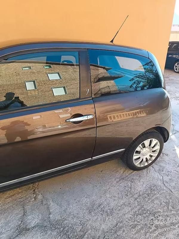 Usata Lancia Ypsilon 75 CV (55 kW) 2012 Marrone Utilitaria