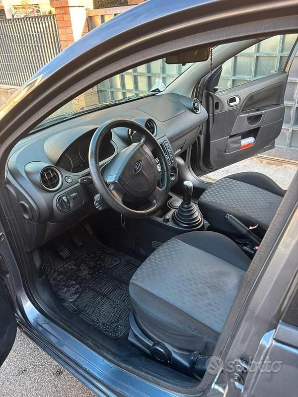 Usata Ford Fiesta Zetec 68 CV (50 kW) 2004 Grigio Utilitaria