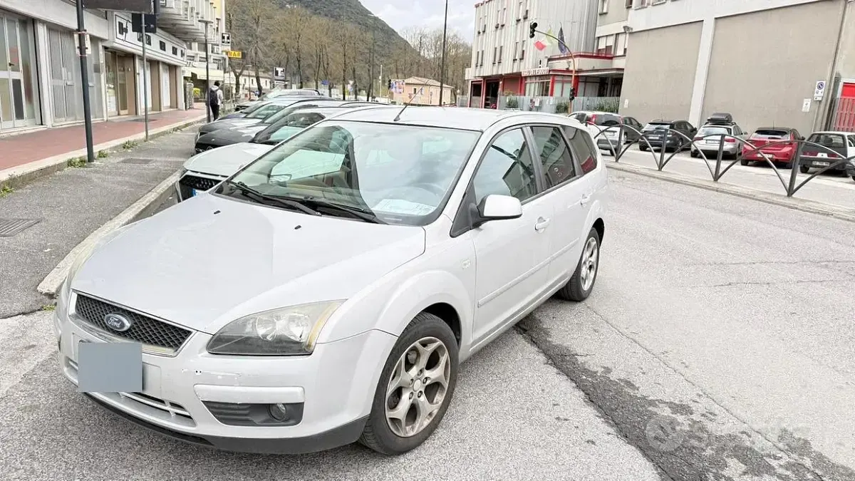 Usata Ford Focus 90 CV (66 kW) 2007 Grigio Station wagon