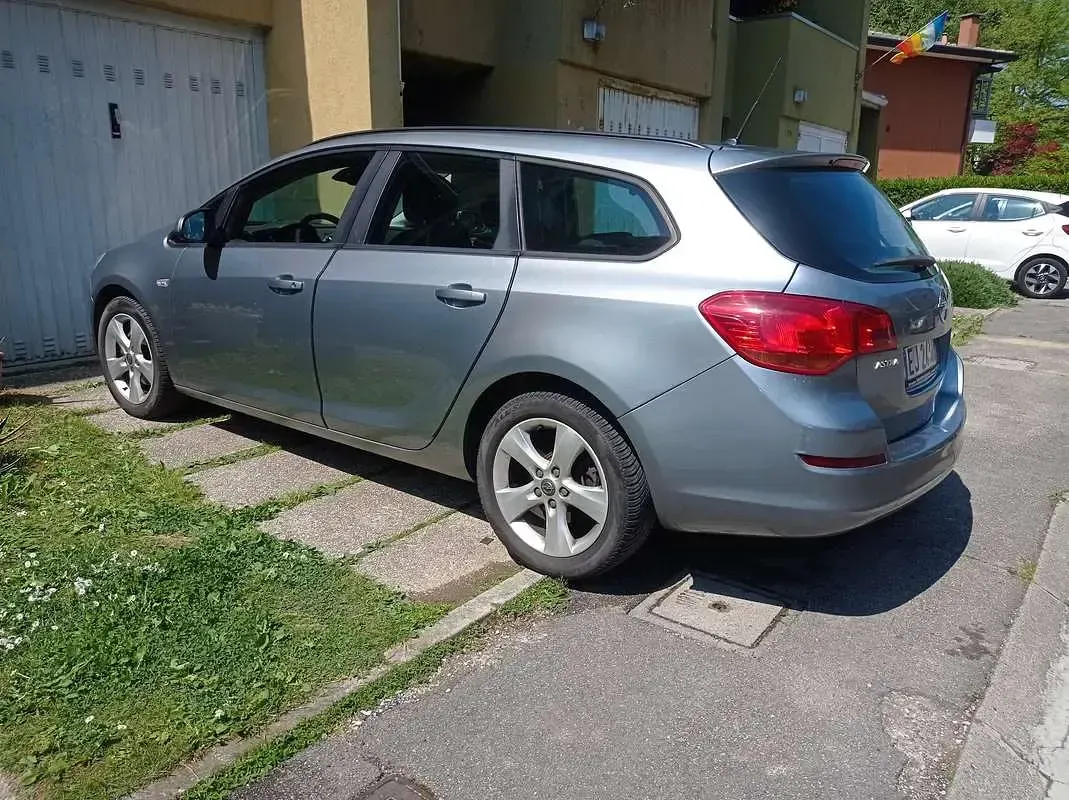 Käytetty Opel Astra 110 HP (80 kW) 2011 Harmaa Farmari