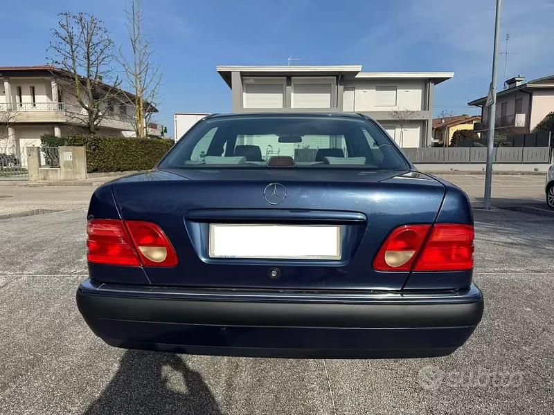Begagnad Mercedes E200 Elegance 136 HK (100 kW) 1997 Blå Sedan