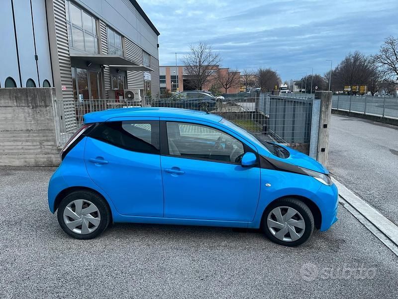 Usata Toyota Aygo Cool 69 CV (50 kW) 2017 Blu Utilitaria
