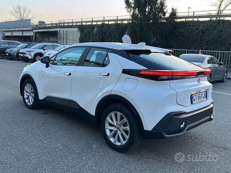 Usata Toyota C-HR Active 140 CV (102 kW) 2024 Bianco SUV