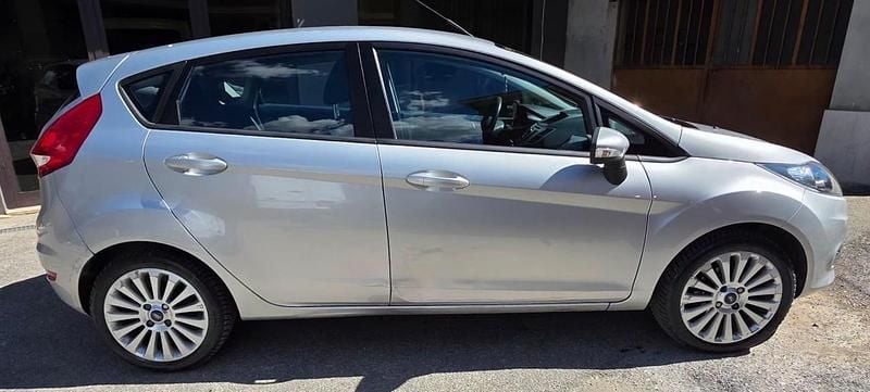 Usata Ford Fiesta Business Edition 82 CV (60 kW) 2011 Argento Utilitaria