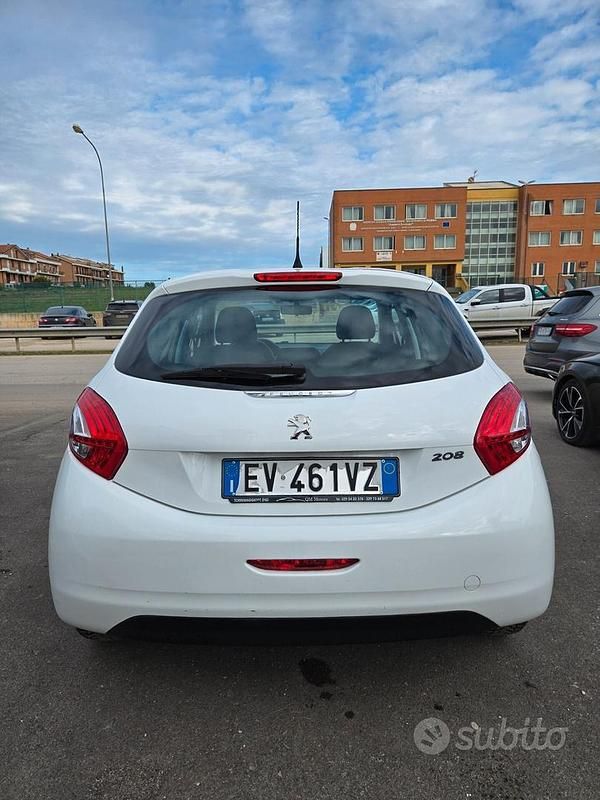 Usata Peugeot 208 68 CV (50 kW) 2014 Bianco Utilitaria