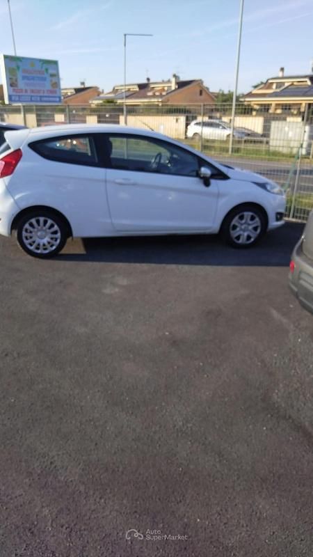 Usata Ford Fiesta 75 CV (55 kW) 2015 Bianco Utilitaria