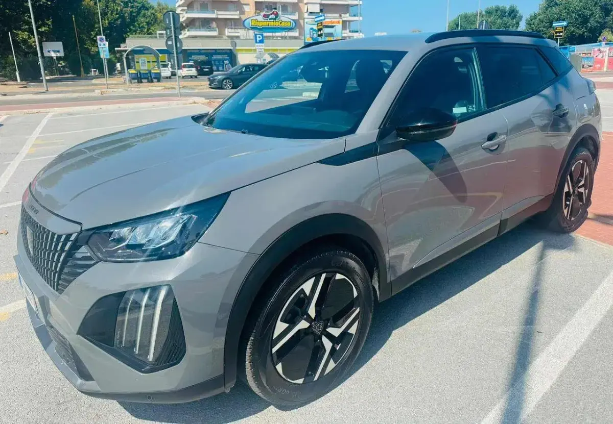 Usata Peugeot 2008 Allure 131 CV (96 kW) 2024 Grigio SUV