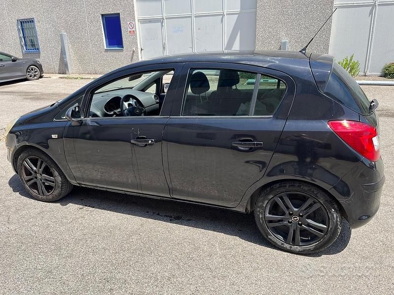 Usata Opel Corsa 85 CV (62 kW) 2011 Nero Berlina