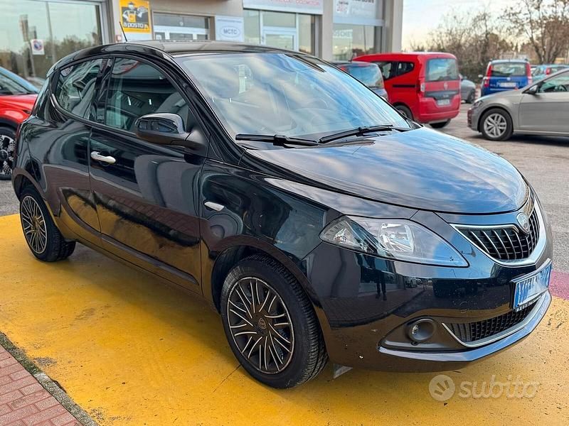 Usata Lancia Ypsilon Silver 69 CV (50 kW) 2023 Nero Utilitaria