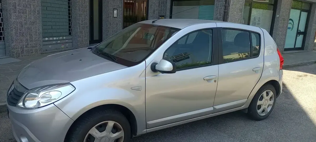 Usata Dacia Sandero Lauréate 75 CV (55 kW) 2009 Grigio Berlina