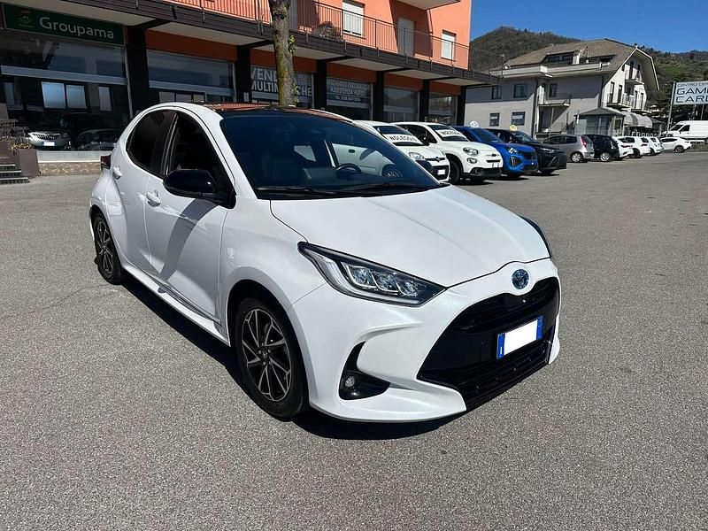 Usata Toyota Yaris Hybrid Lounge 116 CV (85 kW) 2022 Bianco Berlina