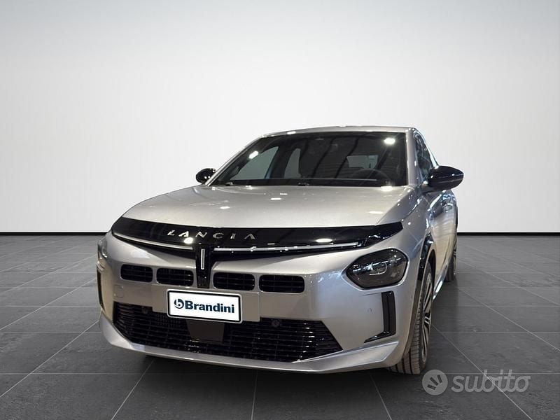 Usata Lancia Ypsilon 101 CV (74 kW) 2024 Vernice grigio granito Utilitaria
