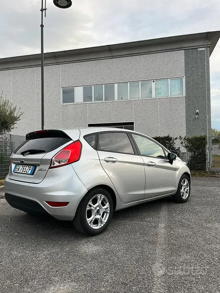 Usata Ford Fiesta 75 CV (55 kW) 2014 Grigio Utilitaria