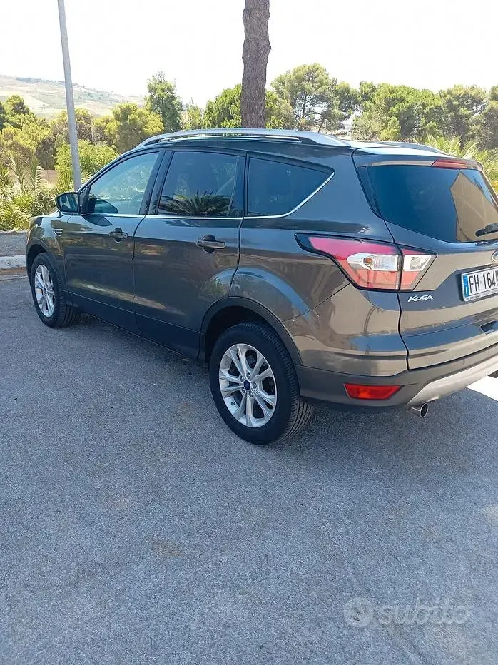 Usata Ford Kuga Titanium 120 CV (88 kW) 2017 Grigio SUV