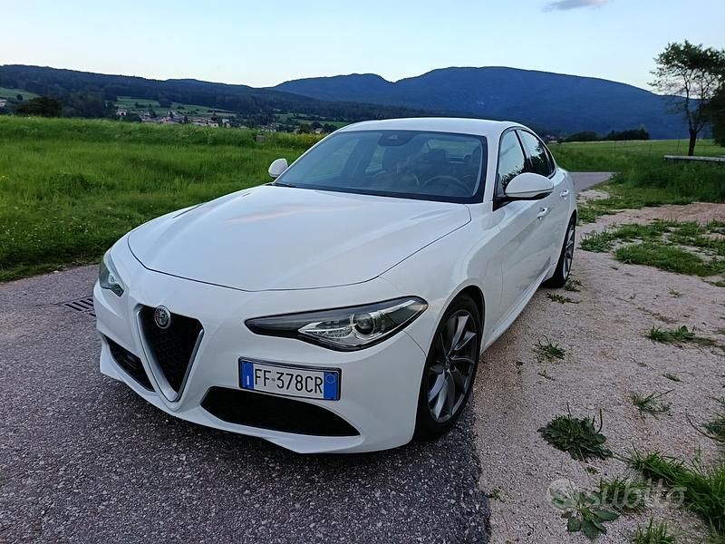 Bianco Usata 2017 Alfa Romeo Giulia Tre volumi | 16.900 € (Molto cara) - Immagine 1/4