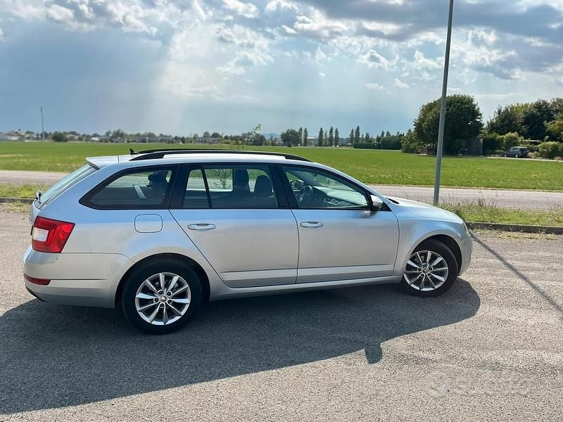 Grigio Usata 2015 Skoda Octavia Station wagon | 7300 € (Ottimo prezzo) - Immagine 1/4