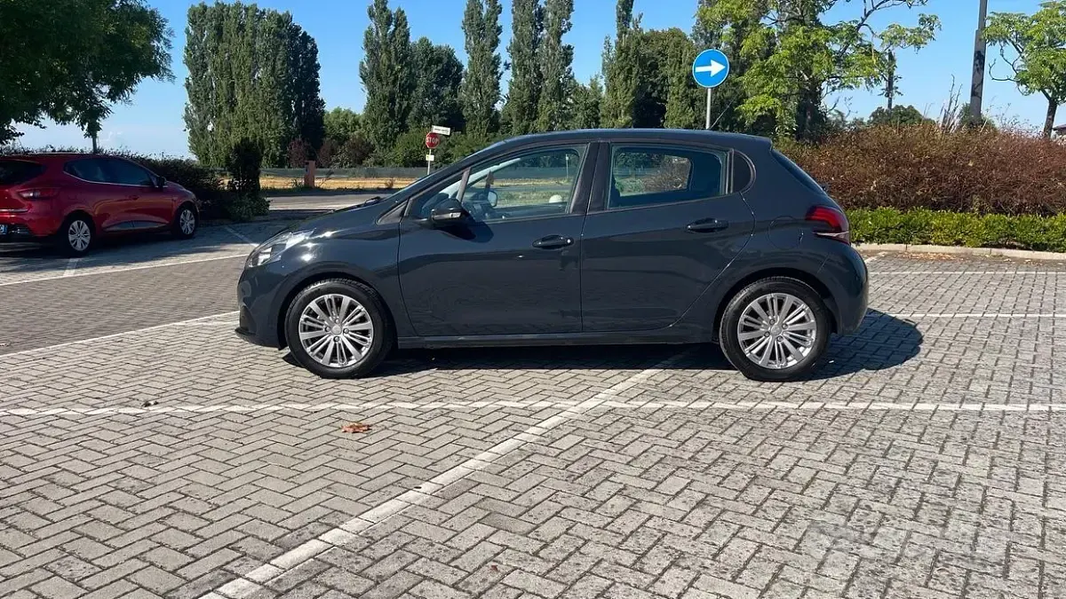 Usata Peugeot 208 Allure 82 CV (60 kW) 2018 Nero Utilitaria