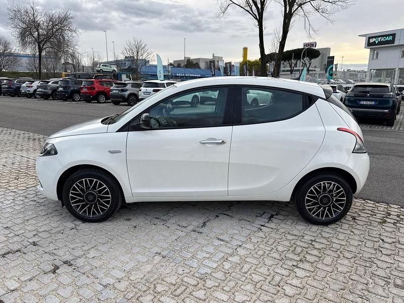 Usata Lancia Ypsilon 69 CV (50 kW) 2024 Bianco Utilitaria