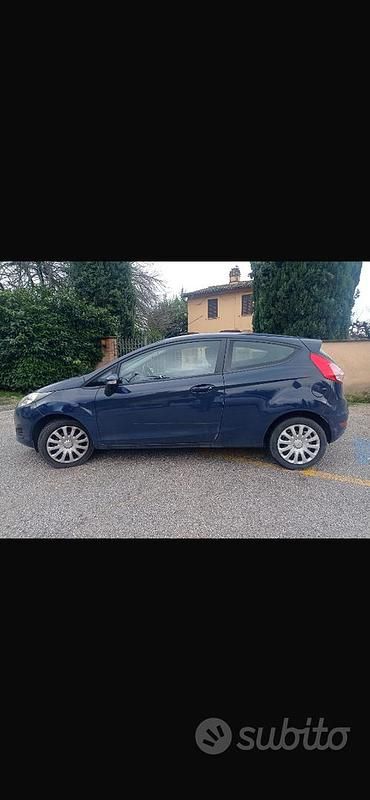 Begagnad Ford Fiesta 92 HK (67 kW) 2015 Blå Halvkombi