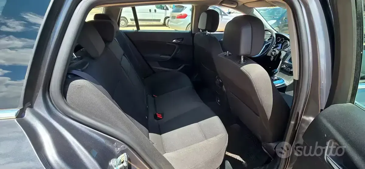 Usata Opel Insignia 131 CV (96 kW) 2012 Grigio Station wagon