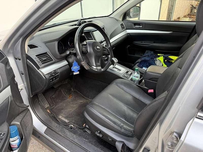 Argento Usata 2014 Subaru Outback Comfort Station wagon | 5000 € (Buon prezzo) - Immagine 1/4