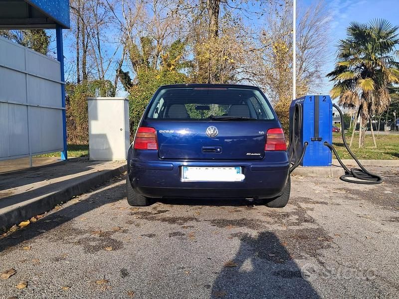 Usata VW Golf IV 105 CV (77 kW) 2001 Blu Berlina