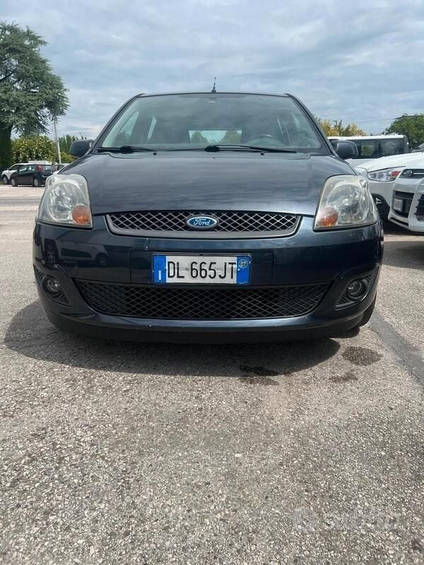 Nero Usata 2007 Ford Fiesta Ghia Due volumi | 2499 € (Buon prezzo) - Immagine 1/4