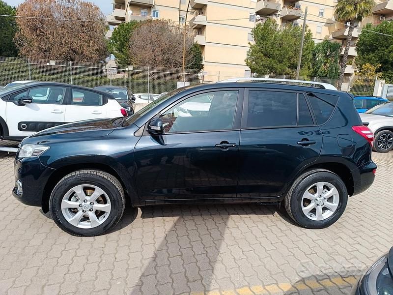 Begagnad Toyota RAV4 150 HK (110 kW) 2011 Grå SUV