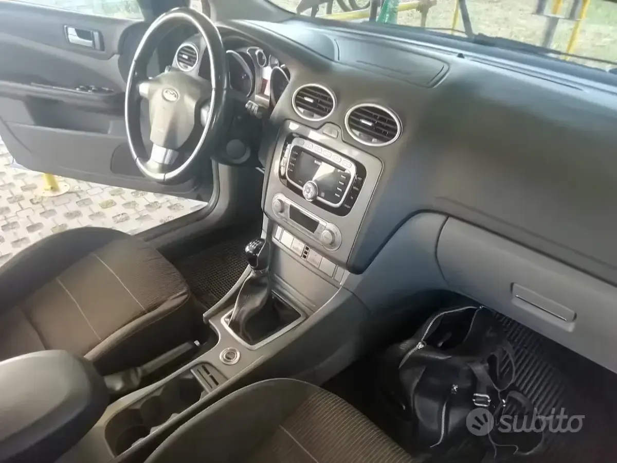 Usata Ford Focus 109 CV (80 kW) 2010 Grigio Station wagon