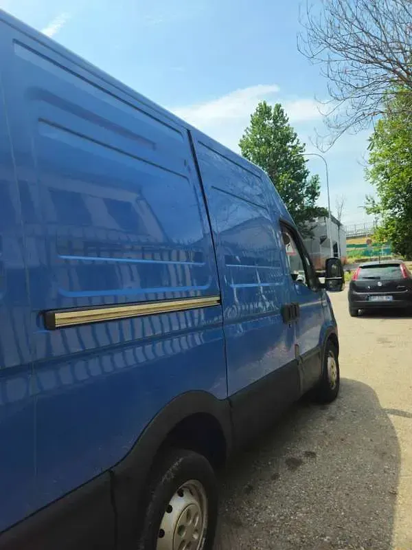 Usata Iveco Daily 116 CV (85 kW) 2010 Blu/azzurro Furgone
