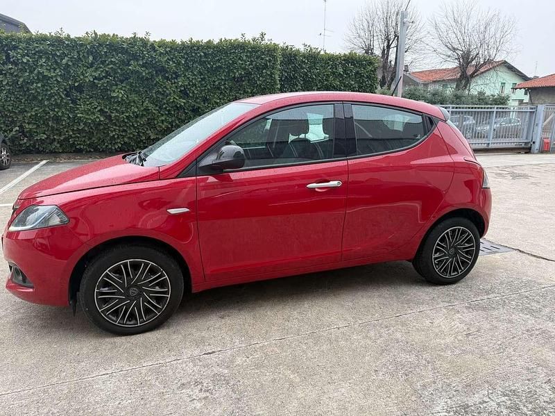 Usata Lancia Ypsilon Gold 69 CV (50 kW) 2023 Rosso Utilitaria