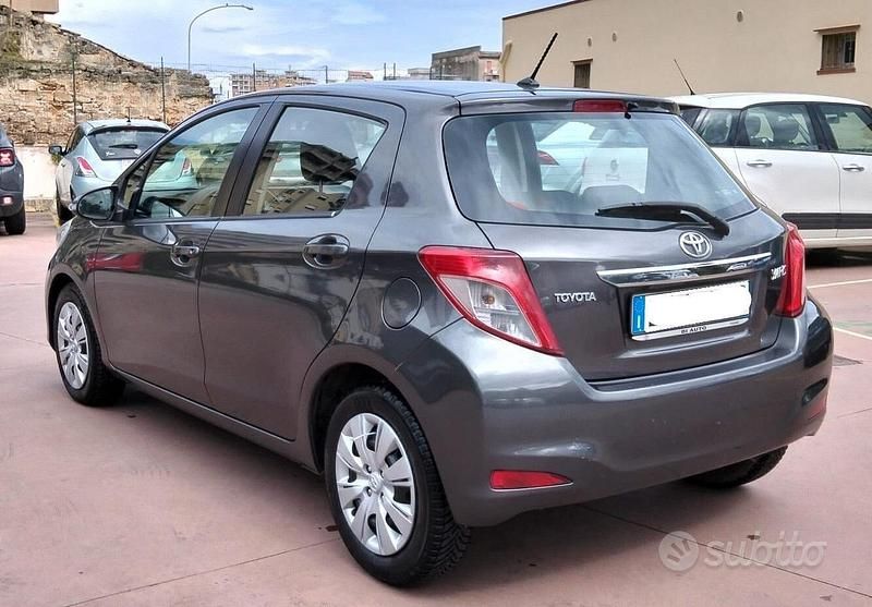 Usata Toyota Yaris Style 90 CV (66 kW) 2013 Grigio Utilitaria