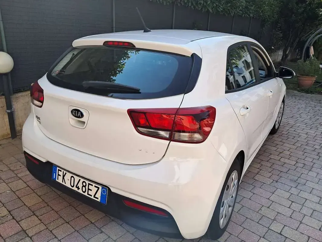 Usata Kia Rio 82 CV (60 kW) 2017 Bianco Berlina