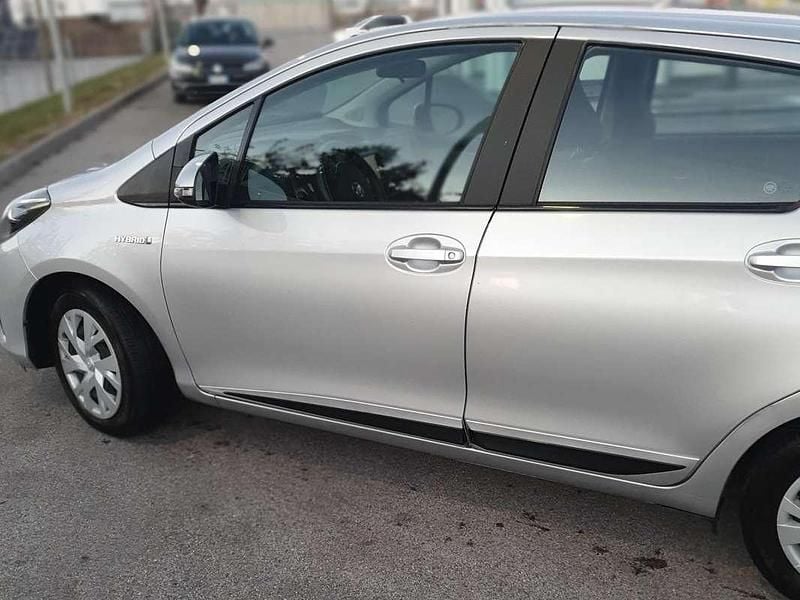 Usata Toyota Yaris Hybrid Active 73 CV (53 kW) 2018 Grigio Berlina