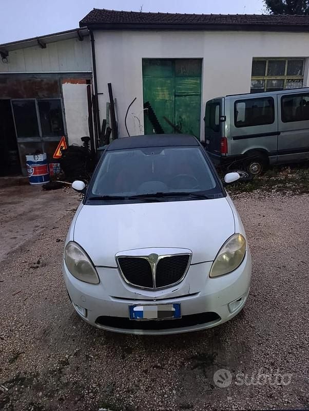 Usata Lancia Ypsilon 70 CV (51 kW) 2004 Bianco Utilitaria