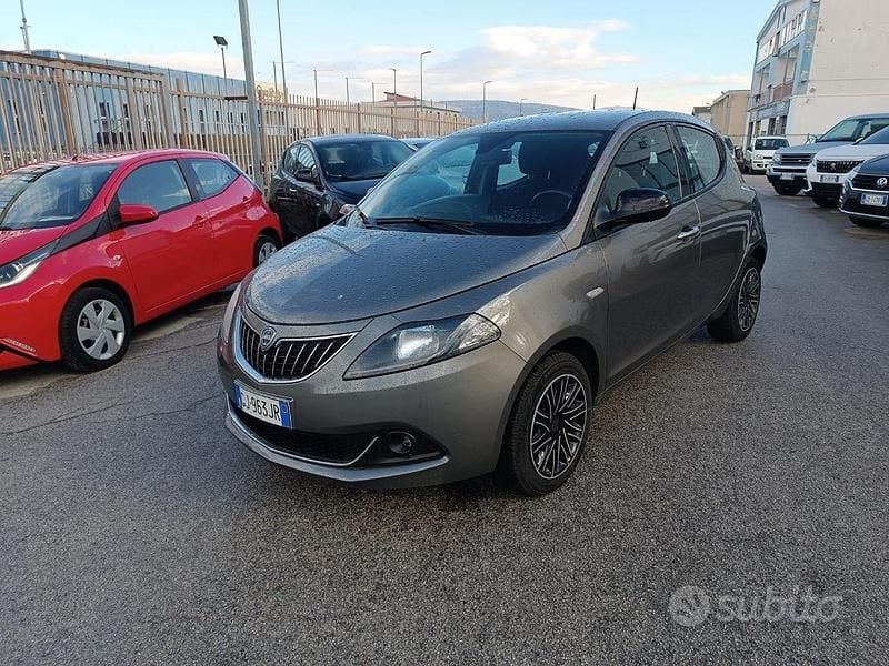 Grigio Usata 2022 Lancia Ypsilon S Due volumi | 12.200 € (Cara) - Immagine 1/4