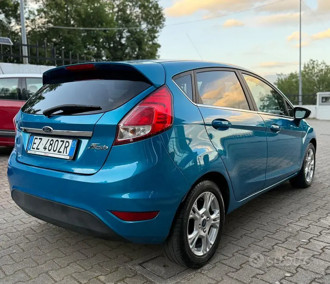 Usata Ford Fiesta Business Edition 75 CV (55 kW) 2015 Blu Utilitaria