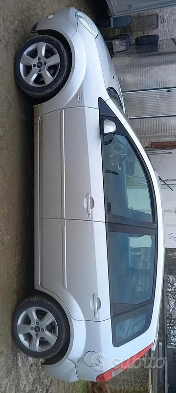Usata Ford Fiesta 68 CV (50 kW) 2002 Grigio Berlina
