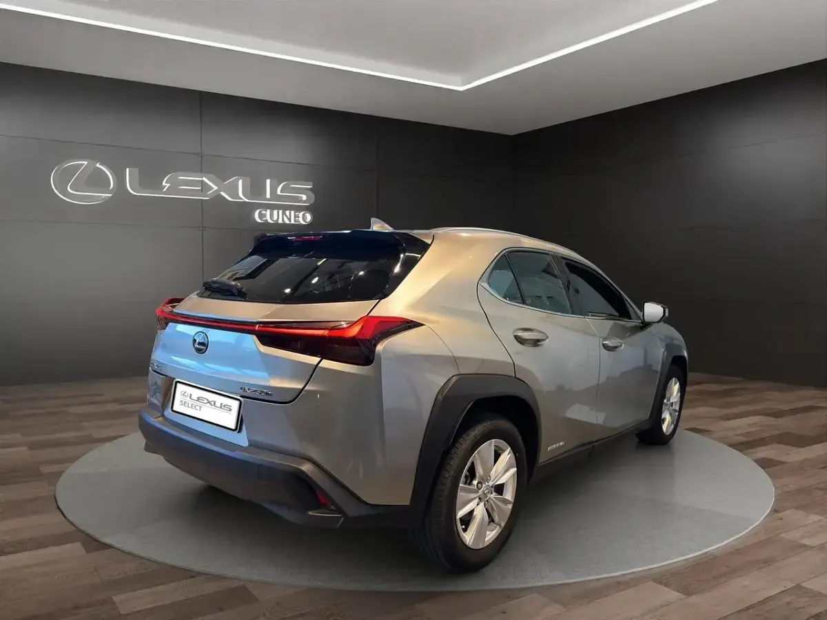 Usata Lexus UX 250h Business Edition 184 CV (135 kW) 2022 Sonic titanium met SUV