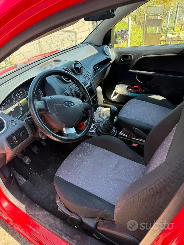 Usata Ford Fiesta 69 CV (50 kW) 2007 Rosso Utilitaria