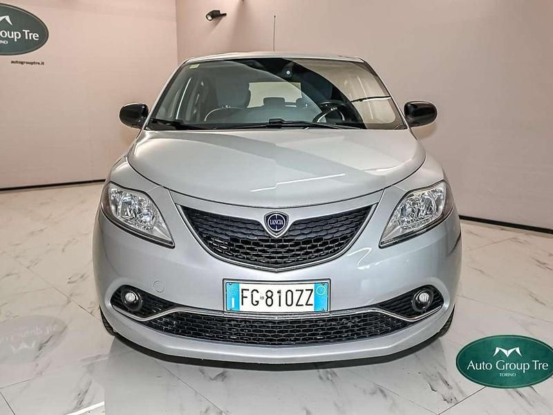 Usata Lancia Ypsilon Platinum 69 CV (50 kW) 2017 Argento Utilitaria