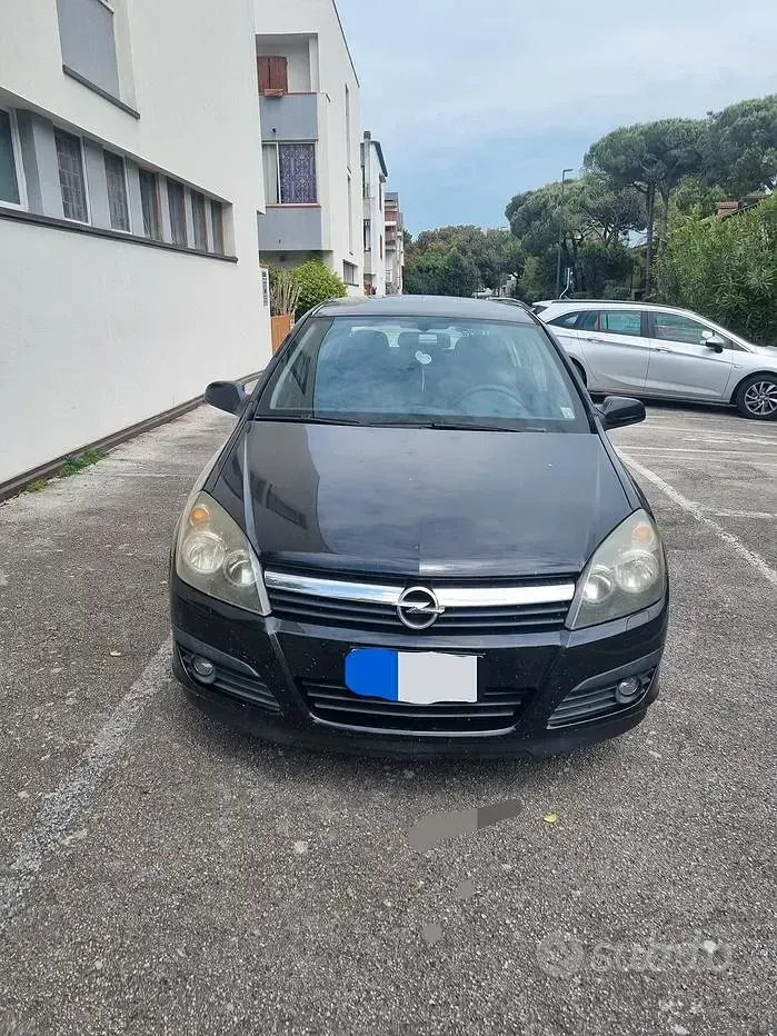 Käytetty Opel Astra 150 HP (110 kW) 2006 Musta Sedan