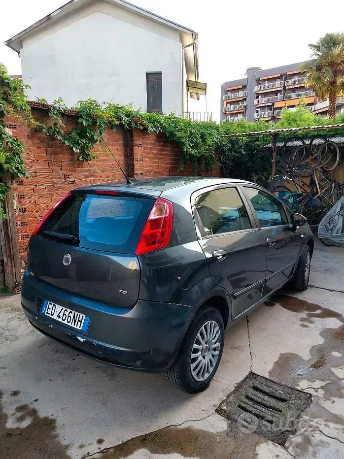 Usata Fiat Grande Punto Active 77 CV (56 kW) 2010 Nero Utilitaria