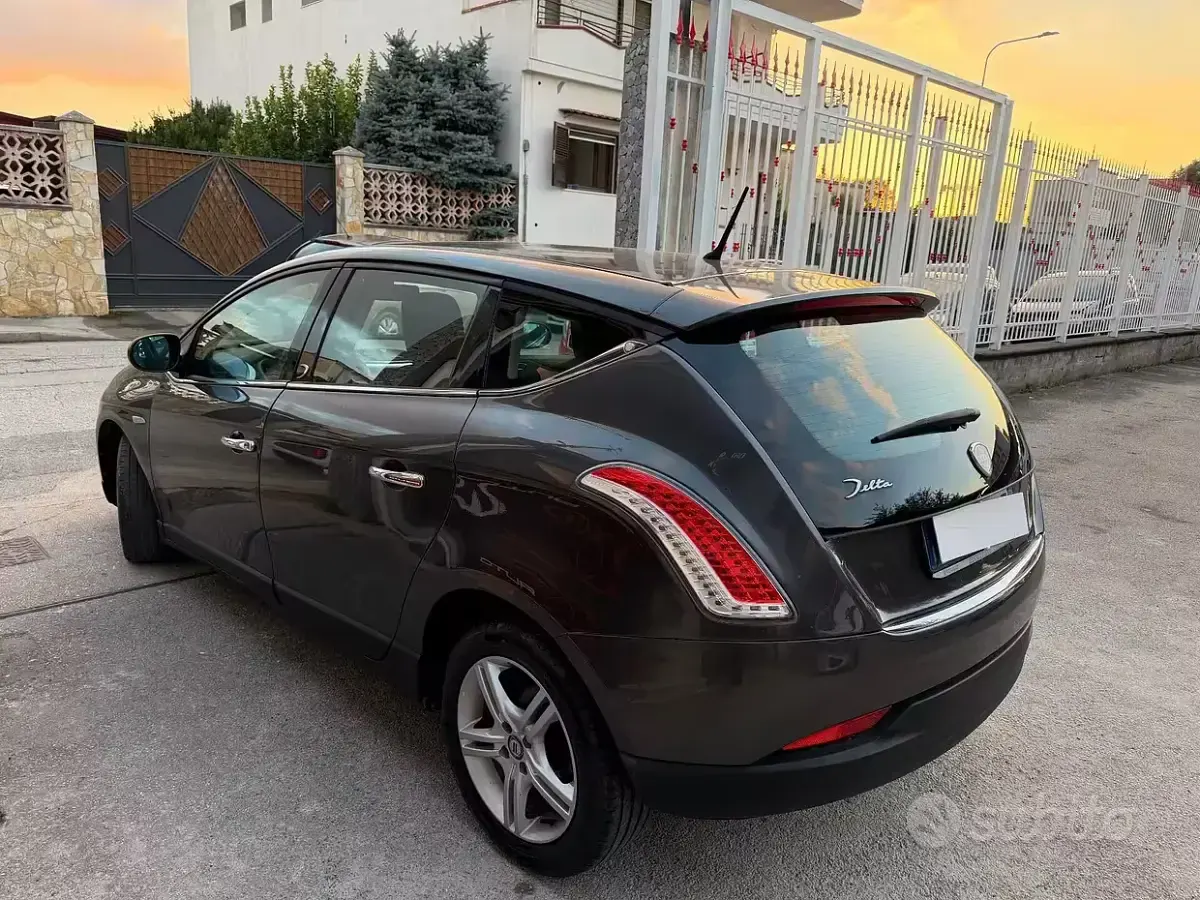 Usata Lancia Delta 120 CV (88 kW) 2009 Grigio Utilitaria